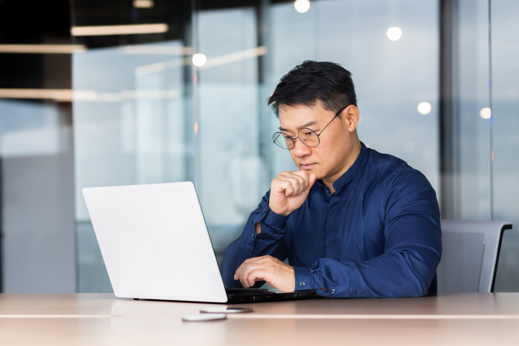 中小M&A資格試験は、中小企業のM&Aを支援する担当者が、必要な知識と倫理観を備えているかを確かめるための試験です。中小企業庁が運営主体となり、仲介者やFA（ファイナンシャル・アドバイザー）として案件を担当する人を主な対象としています。まずは、資格がつくられる背景と制度の性格を確認しておきましょう。