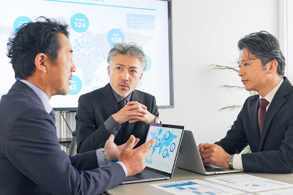 一度合格すれば終わりではなく、資格を持ち続けること自体が支援者への規律として働く仕組みです。依頼する側から見れば、このデータベースは、担当者が現在も規律の下で業務を行っているかを確かめる手段になると考えられる