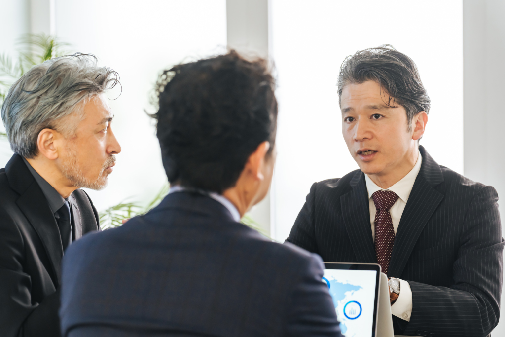 M&A実務(中小M&A市場動向・中小企業政策を含む)M&A実務は最も出題数の多い科目で、事前相談からクロージング後の統合作業(PMI)まで、M&Aの全工程が範囲に含まれます。このうち3問程度は、中小M&A市場の動向や中小企業政策から出題される想定です。
重点項目として挙げられているのは、仲介とFAの違い、株式譲渡・事業譲渡・会社分割といったスキームの検討、契約前の重要事項説明、企業概要書(IM)の作成、不適切な譲り受け側に関する調査など
